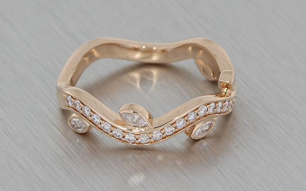 Organic diamond set wave band with leaf detail – Portfolio
